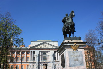 Obraz premium monument to Peter the great on horseback in front of the Palace 
