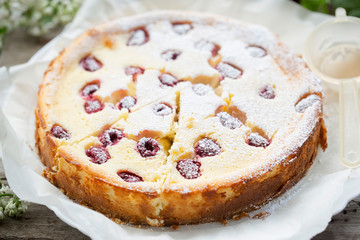 Raspberry cheesecake with icing sugar 