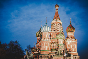Fototapeta na wymiar Basilius Kathedrale in Moskau während der blauen Stunde, Russland