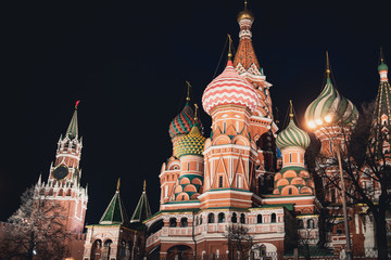 Fototapeta premium Basilius Kathedrale in Moskau bei Nacht, Russland