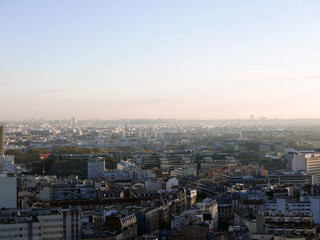Fototapeta na wymiar l'alba su un quartiere di parigi visto dall'alto