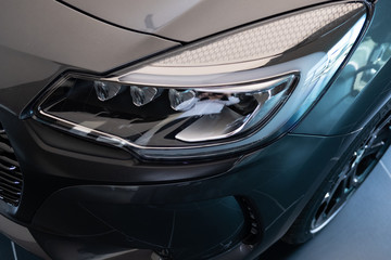 D&eacute;tail d'&eacute;l&eacute;ments carrosserie et moteur d'un v&eacute;hicule