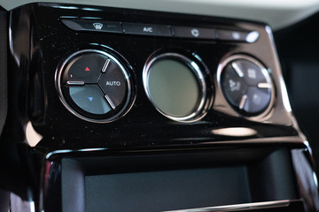 Détail d'éléments carrosserie et moteur d'un véhicule