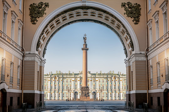 Alexandersäule vor dem Eremitage in St. Petersburg, Russland