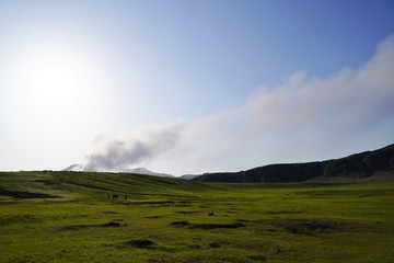 煙を吐く阿蘇火山の風景