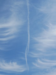 Steam that looks like a cloud seen as a long route occurs after the plane flies past