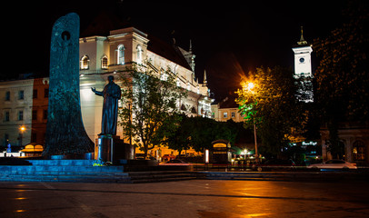 Monument to Taras Shevchenko in Lviv at night - obrazy, fototapety, plakaty