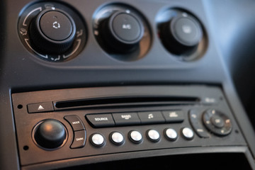 Détail d'éléments carrosserie et moteur d'un véhicule