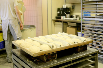 Backen von Brot und Kaffeestückchen in der Backstube