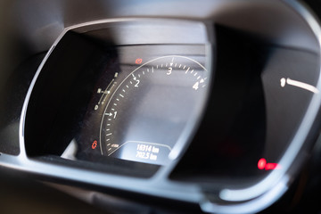Détail d'éléments carrosserie et moteur d'un véhicule