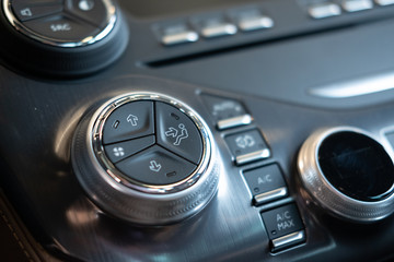Détail d'éléments carrosserie et moteur d'un véhicule