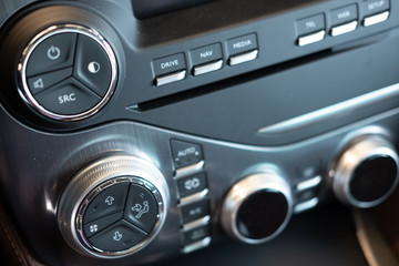 Détail d'éléments carrosserie et moteur d'un véhicule