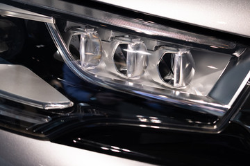 Obraz premium Détail d'éléments carrosserie et moteur d'un véhicule