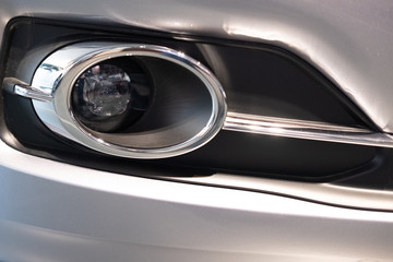 Détail d'éléments carrosserie et moteur d'un véhicule