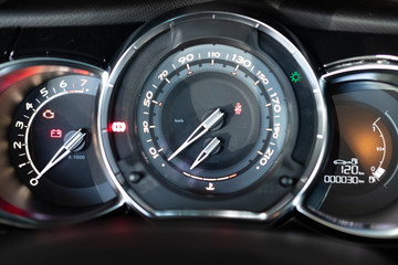 Détail d'éléments carrosserie et moteur d'un véhicule