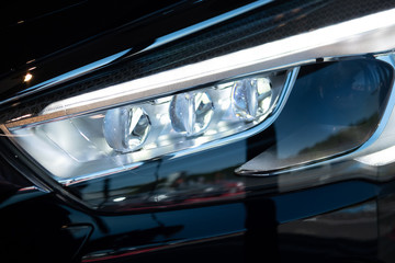 Détail d'éléments carrosserie et moteur d'un véhicule