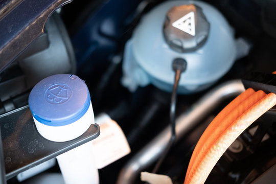 Détail d'éléments carrosserie et moteur d'un véhicule