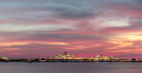 Fototapeta premium Landmark building in Abu Dhabi durind amazing sunset
