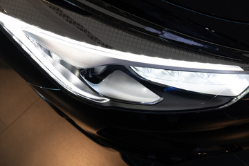 Détail d'éléments carrosserie et moteur d'un véhicule