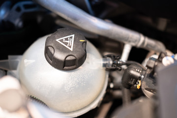 Détail d'éléments carrosserie et moteur d'un véhicule