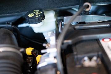 Détail d'éléments carrosserie et moteur d'un véhicule