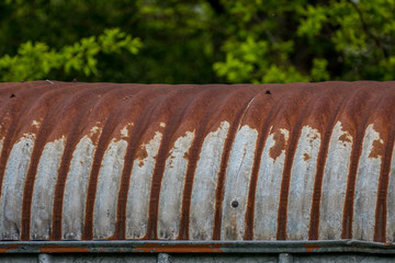 Alter Bauwagen mit rostigem Dach