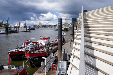 Flutschutz Ufer Hamburg Hafen Baumwall