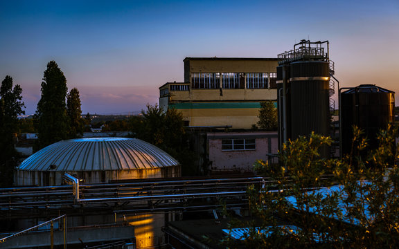 Industrieanlage im Morgenrot