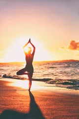 Schilderijen op glas Yoga wellness retreat-les op het strandlandschap van de ochtendzonsopgang. Het silhouet van meisje dat zich in boom bevindt vormt meditatie verticale achtergrond. © Maridav