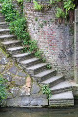 Versteckte alte Geheimtreppe führt über Geheimweg in eine Burg