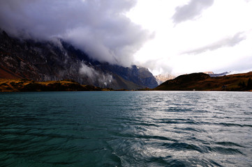 Lac à la montagne Suisse