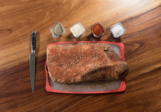 Brisket crudo sazonado con especias listo para ahumar