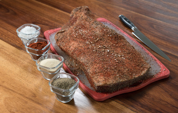 Brisket crudo sazonado con especias listo para ahumar