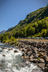 Rio Puesco, junto a montañas de Currarrehue