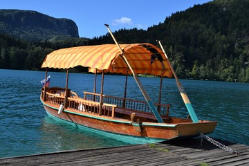 Fototapeta na wymiar barco lago bled