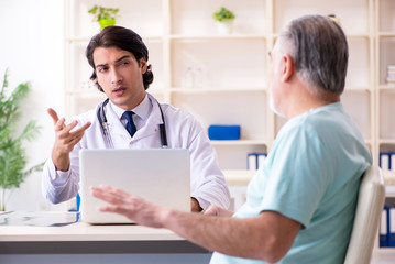 Obraz premium Old man visiting young male doctor 
