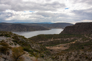 Fototapeta na wymiar View of the zimapan lake from queretaro Side