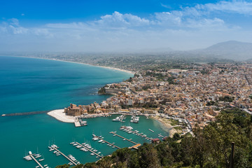 Fototapeta na wymiar Castellammare - Blick auf Hafen, Kastell und Stadt; Sizilien