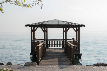 Veranda in legno su pontile in acqua al lago