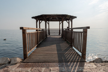 Veranda in legno su pontile in acqua al lago
