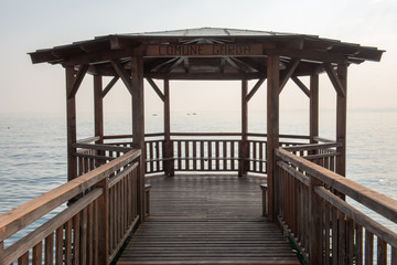 Veranda in legno su pontile in acqua al lago