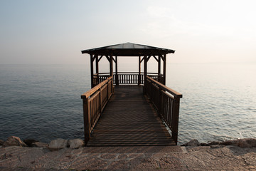 Veranda in legno su pontile in acqua al lago