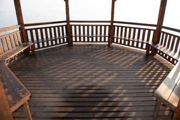 Veranda in legno su pontile in acqua al lago