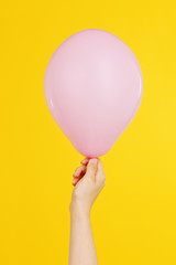 main jeune fille tenant ballon gonflable 