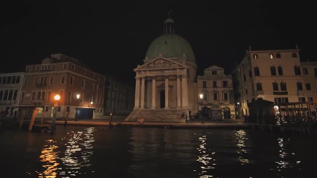 Video in motion from the boat of night Venice.
