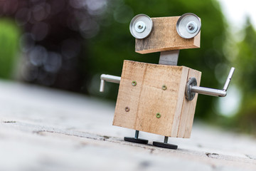 Roboter aus Holz und Metall