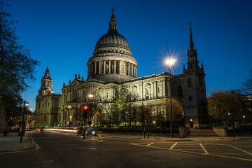 st pauls cathedral in london at night