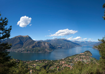 Naklejka na ściany i meble Tremezzina sul lago di Como con veduta di Bellagio