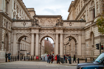 Obraz premium The palace and large gate on the charles street in london