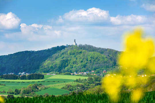 Saarland - Blick auf Tholey und den Schaumberg mit Schaumbergturm im Fr&uuml;hling